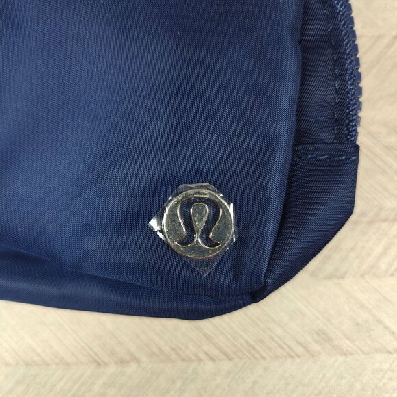 Lululemon Everywhere Belt Bag 1L True Navy Water-Repellent Adjustable Strap NEW - Picture 3 of 5